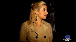 Nasta Zya s’exhibe pour attirer les mecs et profite d’un bukkake en extérieur